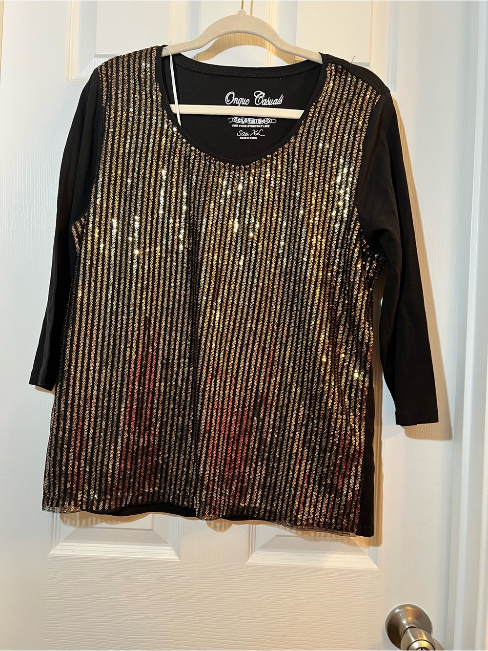 🦋 Onque Casuals Black Top with Gold Sequin Stripes size xlarge